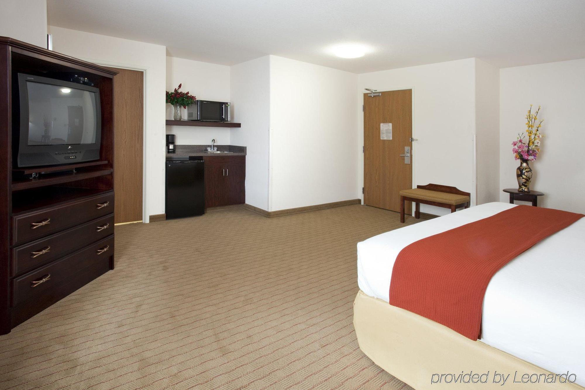 Holiday Inn Express Hotel & Suites Evanston, An Ihg Hotel Room photo